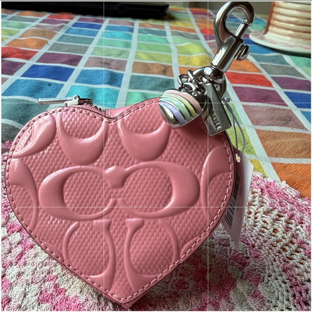 🩷 COACH HEART CHARM IN SIGNATURE LEATHER WITH HEART CHARM 🩷 NWT 🩷 - Picture 16 of 16